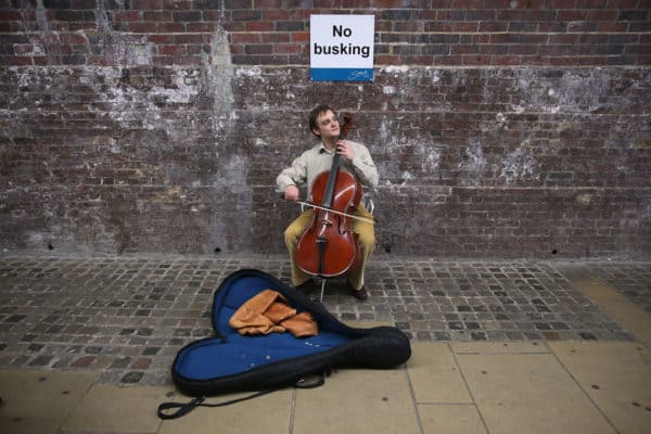 Artista di strada violoncello