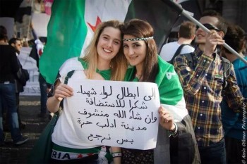 Greta e Vanessa con la bandiera del Free Sirian Army