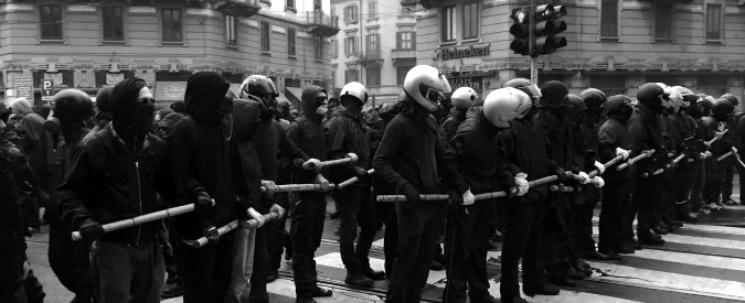 Milano 2015. Squadra di picchiatori in assetto da guerriglia